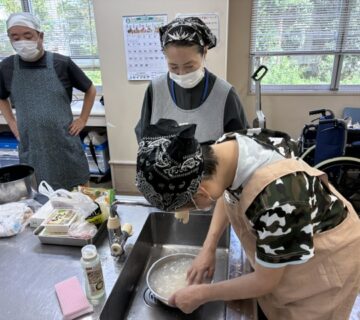 準備が終わると、調理開始で、この日のメニューは、野菜カレーと豆腐サラダです。最初に、お米を研ぐ作業です。