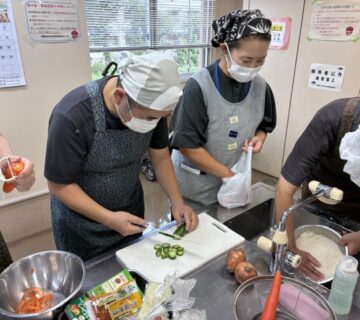 各班8人から9人で調理を行います。全員で作業を分担し、美味しいカレーを目指します。