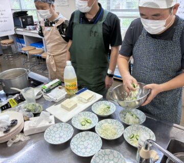 こちらでは、豆腐サラダの準備が進んでいます。