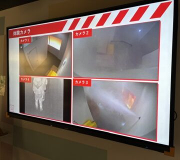 パネルで、体験の様子が見れるようになっていて、二班に分かれて、煙の中を非常灯を目安に複数の部屋を通り抜け脱出する体験です。